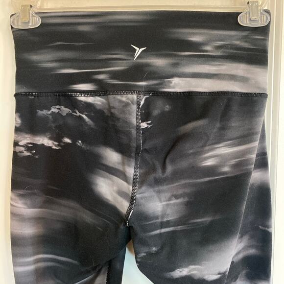 Old Navy Black and White Leggings Size 6-8 medium - Picture 4 of 5